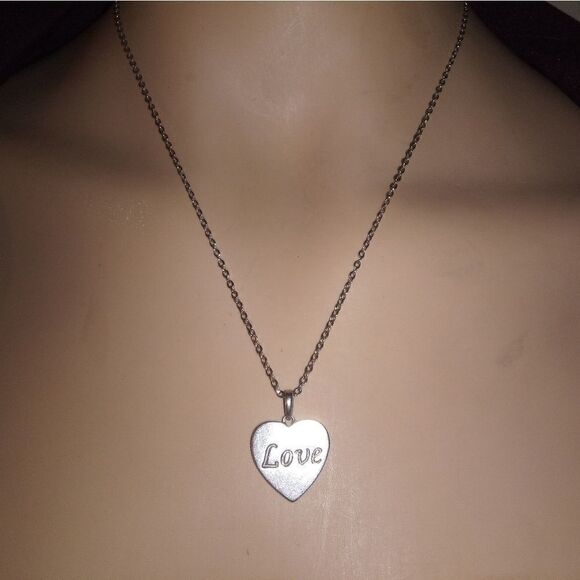 Long chain with a Sterling jwbr heart charm - Picture 1 of 6